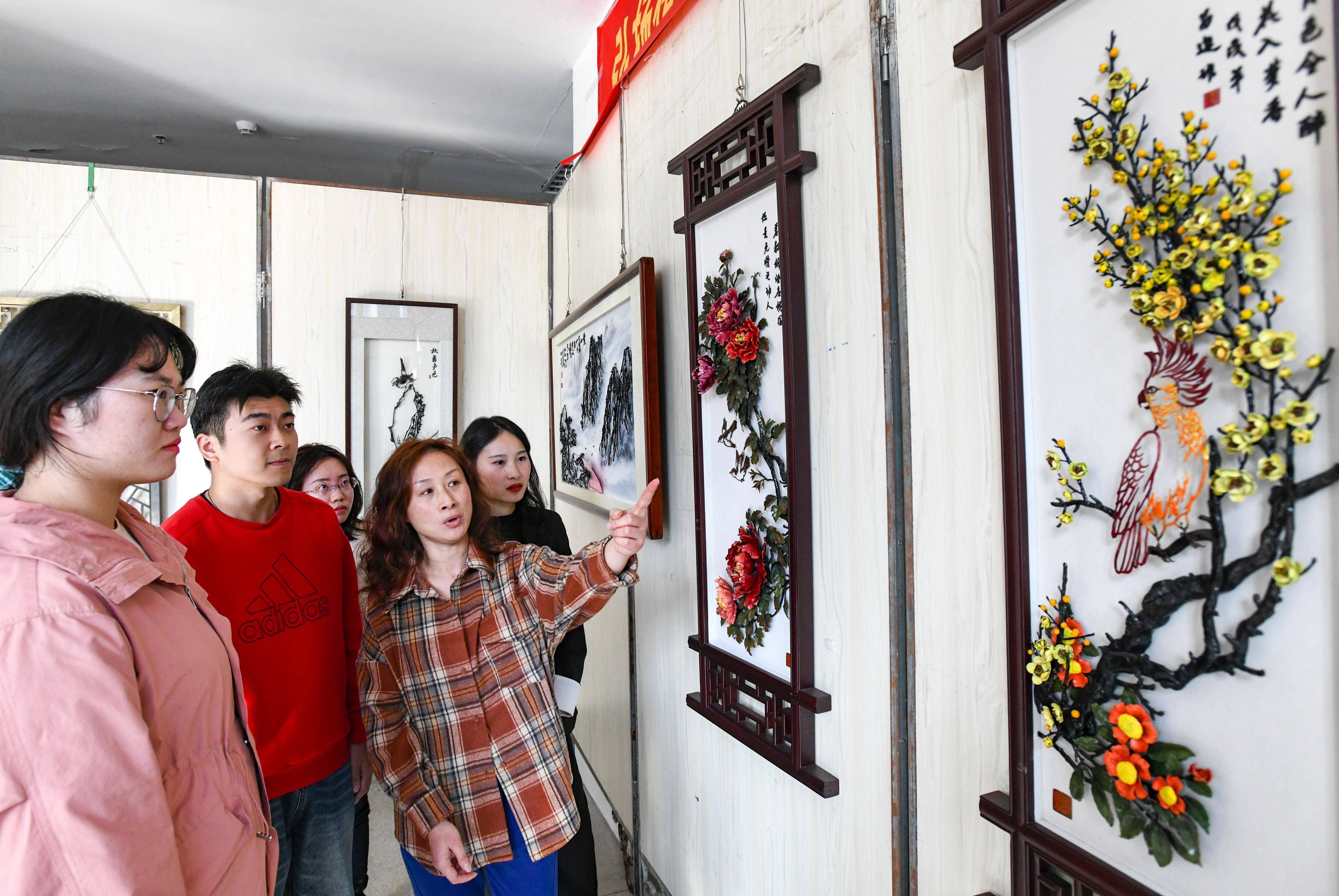 “鐵畫作品創(chuàng)意設(shè)計大賽”獲獎作品進校園