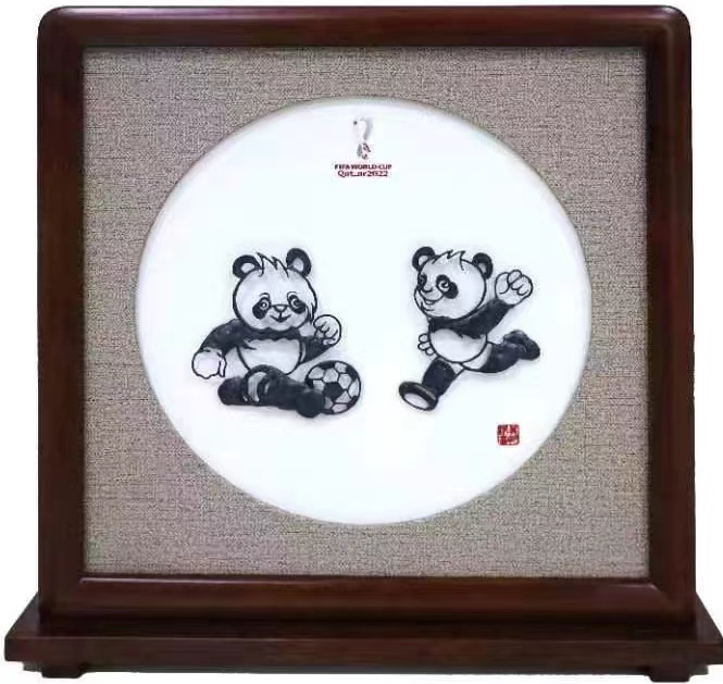 蕪湖鐵畫(huà)《“京京”、“四海”戲足球》出爐