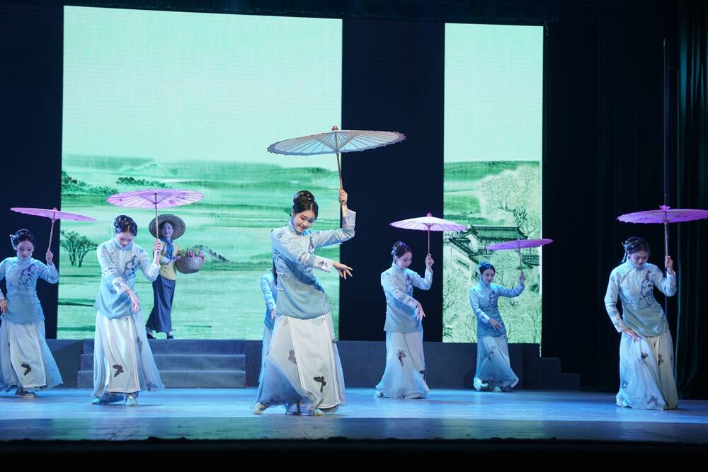 蕪湖原創(chuàng)黃梅戲《鐵畫(huà)情緣》將亮相北京 國(guó)家級(jí)“雙非遺”牽手再寫(xiě)鐵畫(huà)傳奇